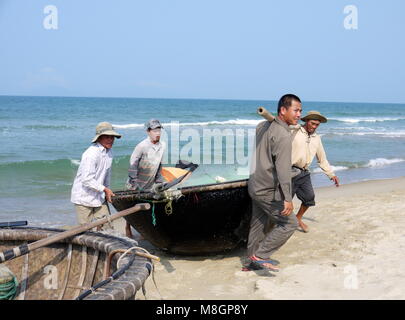 Hoi An, Da Nang, Vietnam - 16. MÄRZ 2018: Fischer Rückkehr von der Fischerei mit vietnamesischen traditionellen runden Boot an einem schönen Tag am Strand Stockfoto
