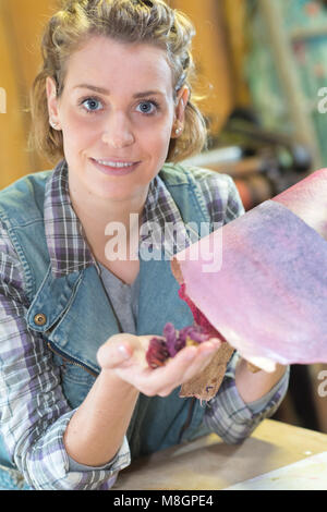 Frau in der Werkstatt Stockfoto