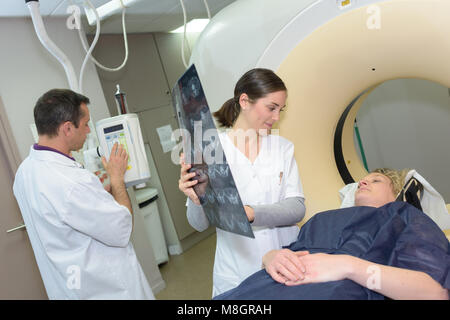 Arzt Vorbereitung der Patientin im Krankenhaus für MRI-Scan Stockfoto