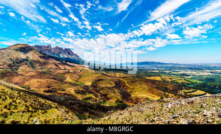 Blick vom südlichen Ende des Bainskloof Pass zwischen Ceres und Wellington, die die Schäden durch Waldbrände in den Bergen der Western Cape Stockfoto