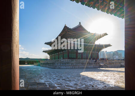 Gyeongbokgung Palast mit Sun abgefackelt in Seoul, Südkorea. Stockfoto