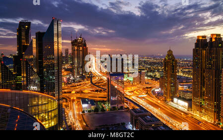 Aus der Vogelperspektive Skyline von Dubai und den Berufsverkehr in der Innenstadt bei Nacht Stockfoto