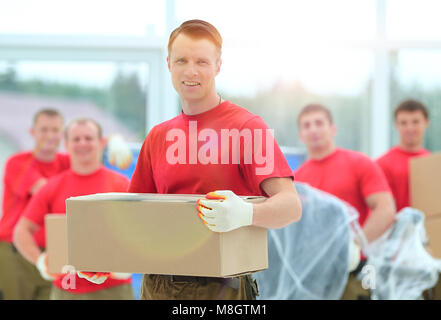 Meister und Arbeiter mit Boxen von Baustoffen Stockfoto