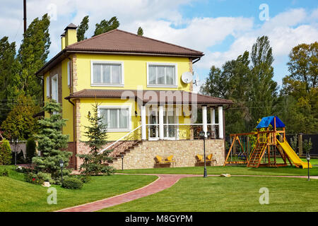 Luxus haus mit grünen Hof und Spielplatz und Garten Stockfoto