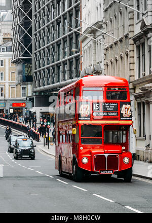 Erbe rot Routemaster Bus in die Innenstadt von London. Offene Plattform an der Rückseite Speedy Boarding erleichtert Stockfoto