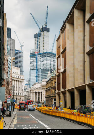 London, Großbritannien - 13.März 2018: Queen Victoria Street in der City von London, England, Großbritannien mit Royal Exchange am fernen Ende schwere Konstruktion auftretende und Roa Stockfoto