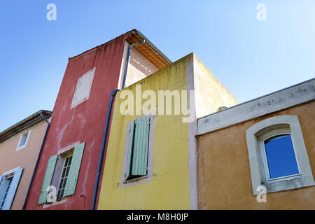 Bunte Häuser in Roussillon, Provence, Vaucluse, Provence, Frankreich Stockfoto