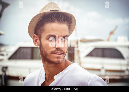 Hübscher junger Mann mit Hut Stockfoto