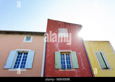 Bunte Häuser in Roussillon, Provence, Vaucluse, Provence, Frankreich Stockfoto