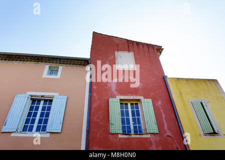 Bunte Häuser in Roussillon, Provence, Vaucluse, Provence, Frankreich Stockfoto