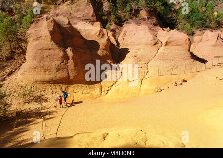 Mutter und Sohn wandern in Les Sentiers d'Ocres, ocker Steinbruch, Ocker Trail, Roussillion, Frankreich Stockfoto