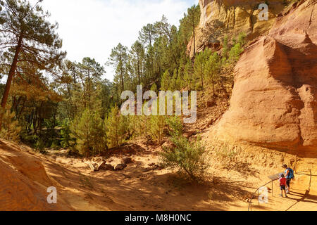 Mutter und Sohn wandern in Les Sentiers d'Ocres, ocker Steinbruch, Ocker Trail, Roussillion, Frankreich Stockfoto