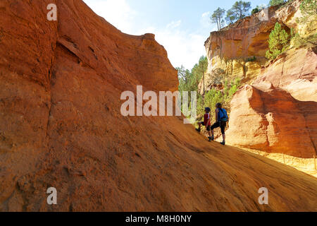 Mutter und Sohn wandern in Les Sentiers d'Ocres, ocker Steinbruch, Ocker Trail, Roussillion, Frankreich Stockfoto