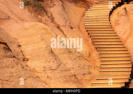 Treppen im Les Sentiers Ocres d', ocker Steinbruch, Ocker Trail, Roussillion, Frankreich Stockfoto