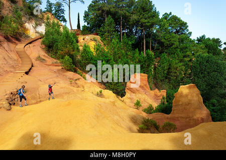 Mutter und Sohn wandern in Les Sentiers d'Ocres, ocker Steinbruch, Ocker Trail, Roussillion, Frankreich Stockfoto