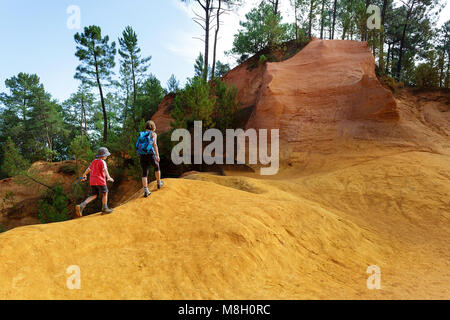 Mutter und Sohn wandern in Les Sentiers d'Ocres, ocker Steinbruch, Ocker Trail, Roussillion, Frankreich Stockfoto