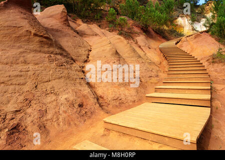 Treppen im Les Sentiers Ocres d', ocker Steinbruch, Ocker Trail, Roussillion, Frankreich Stockfoto