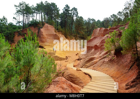 Mutter und Sohn wandern in Les Sentiers d'Ocres, ocker Steinbruch, Ocker Trail, Roussillion, Frankreich Stockfoto