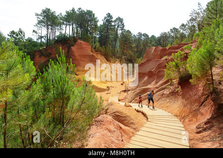 Mutter und Sohn wandern in Les Sentiers d'Ocres, ocker Steinbruch, Ocker Trail, Roussillion, Frankreich Stockfoto