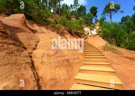 Mutter und Sohn wandern in Les Sentiers d'Ocres, ocker Steinbruch, Ocker Trail, Roussillion, Frankreich Stockfoto