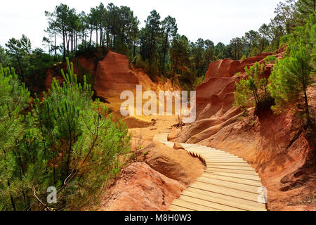 Treppen im Les Sentiers Ocres d', ocker Steinbruch, Ocker Trail, Roussillion, Frankreich Stockfoto