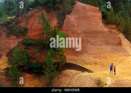 Mutter und Sohn wandern in Les Sentiers d'Ocres, ocker Steinbruch, Ocker Trail, Roussillion, Frankreich Stockfoto