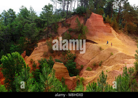 Mutter und Sohn wandern in Les Sentiers d'Ocres, ocker Steinbruch, Ocker Trail, Roussillion, Frankreich Stockfoto