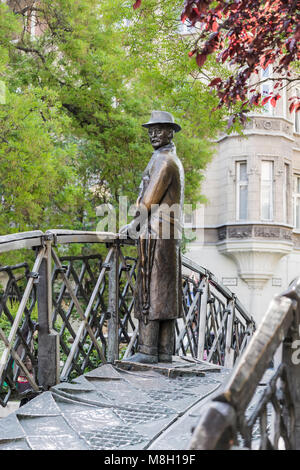 BUDAPEST, Ungarn - 05.Mai 2014: Denkmal für Imre Nagy, stehend auf einer metallenen Brücke in der Nähe des Gebäudes des ungarischen Parlaments. Stockfoto