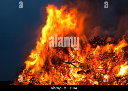 Osterfeuer, ein alter deutscher Tradition Stockfoto