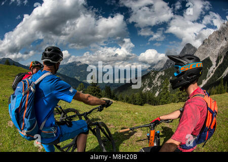 Eine Gruppe von Mountainbikern über die Zugspitze Arena Blick von der Österreichischen Alpine Resort von Biberwier. Stockfoto