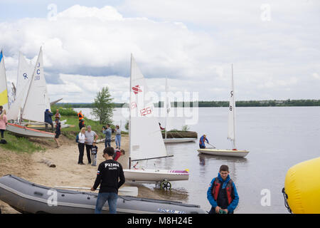 Rot weiße Segel - Russland Usolye Juli 1, 2017 Stockfoto