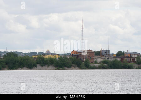 Industrial Zone, die Ausrüstung der Erdölraffination, in der Nähe von industriellen Rohrleitungen für eine Öl-Raffinerieanlage, Detail der Ölpipeline mit Ventilen in großen Oi Stockfoto