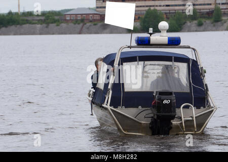 Polnische Polizei Patrouille auf dem Wasser im Boot Stockfoto