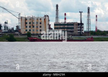 Frachtschiff für den Seetransport. großes Frachtschiff. Große Frachtschiffe im Fluss geparkt. Umschlag Schiff Stockfoto