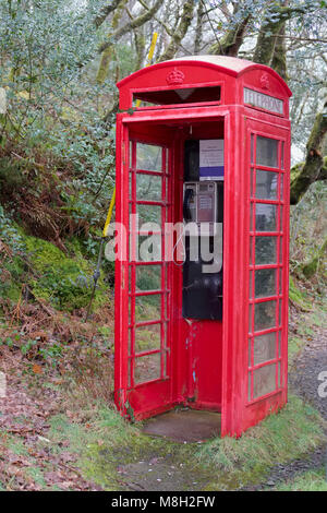 Rotes Telefon pay Phone Box eine einzige allein in ländlichen Landschaft Stockfoto