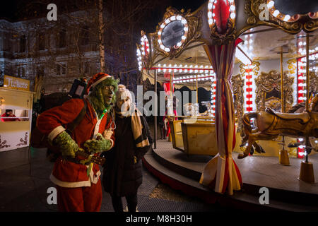 Mann verkleidet als Grinch im Zentrum der Stadt Zagreb in der Adventszeit, Kroatien Stockfoto