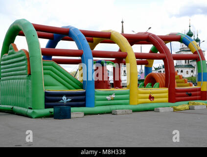 Für Kinder aufblasbare jumpy Haus schloss obere Hälfte Stockfoto