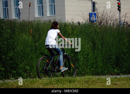 Mädchen Fahrrad im Park Stockfoto