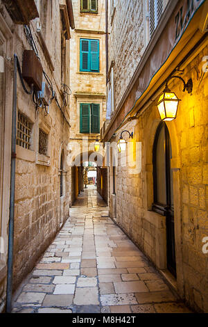 Abendstimmung in einer Gasse in der Altstadt von Dubrovnik Kroatien Stockfoto