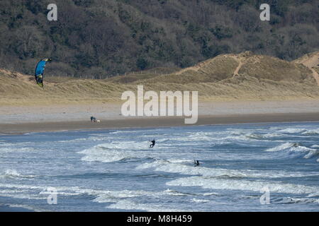 Kite Surfen am Oxwich Bay in South Wales Stockfoto