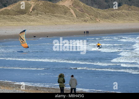 Kite Surfen am Oxwich Bay auf Gower in South Wales Stockfoto