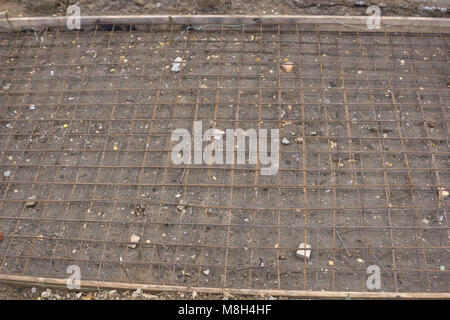 Rusty schützende Metall Eisen Gitter auf dem Fenster Stockfoto