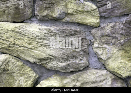 Große Wand der natürlichen Granit Steinen unterschiedlicher Größe und Farbe grau Textur auf ein Sommertag Stockfoto