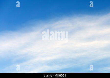 Unscharfe bunte natürliche himmel wolken landschaft Hintergrund mit glühenden flare Licht Stockfoto