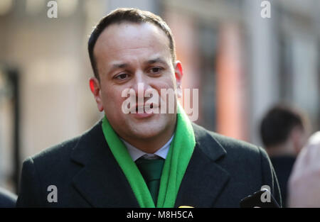 Taoiseach Leo Varadkar spricht zu den Medien außerhalb der St Patrick's Cathedral in New York. Stockfoto