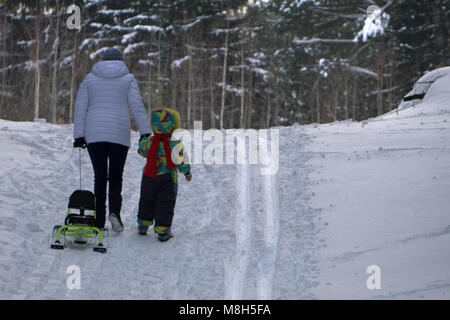 Glückliche Familie viel Spaß an der frischen Luft. Baby, Mutter. gesunden, aktiven Lebensstil. Stockfoto