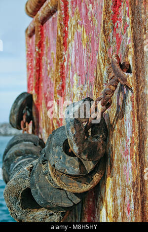 Überstand hinten an ein altes Boot mit Liegeplatz Stoßfänger in schönen Farben Rot und Braun Stockfoto