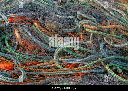 Fischernetze in schönen Farben verstrickt Stockfoto