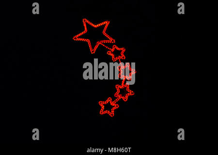 Sternförmig rot Konfetti auf weißem Hintergrund. festliche Hintergrund. Stockfoto