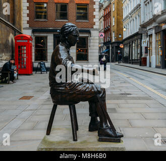 Cordwainer Statue im Jahr 2002 errichtet, befindet sich auf dem Bürgersteig in der Watling Street Stockfoto